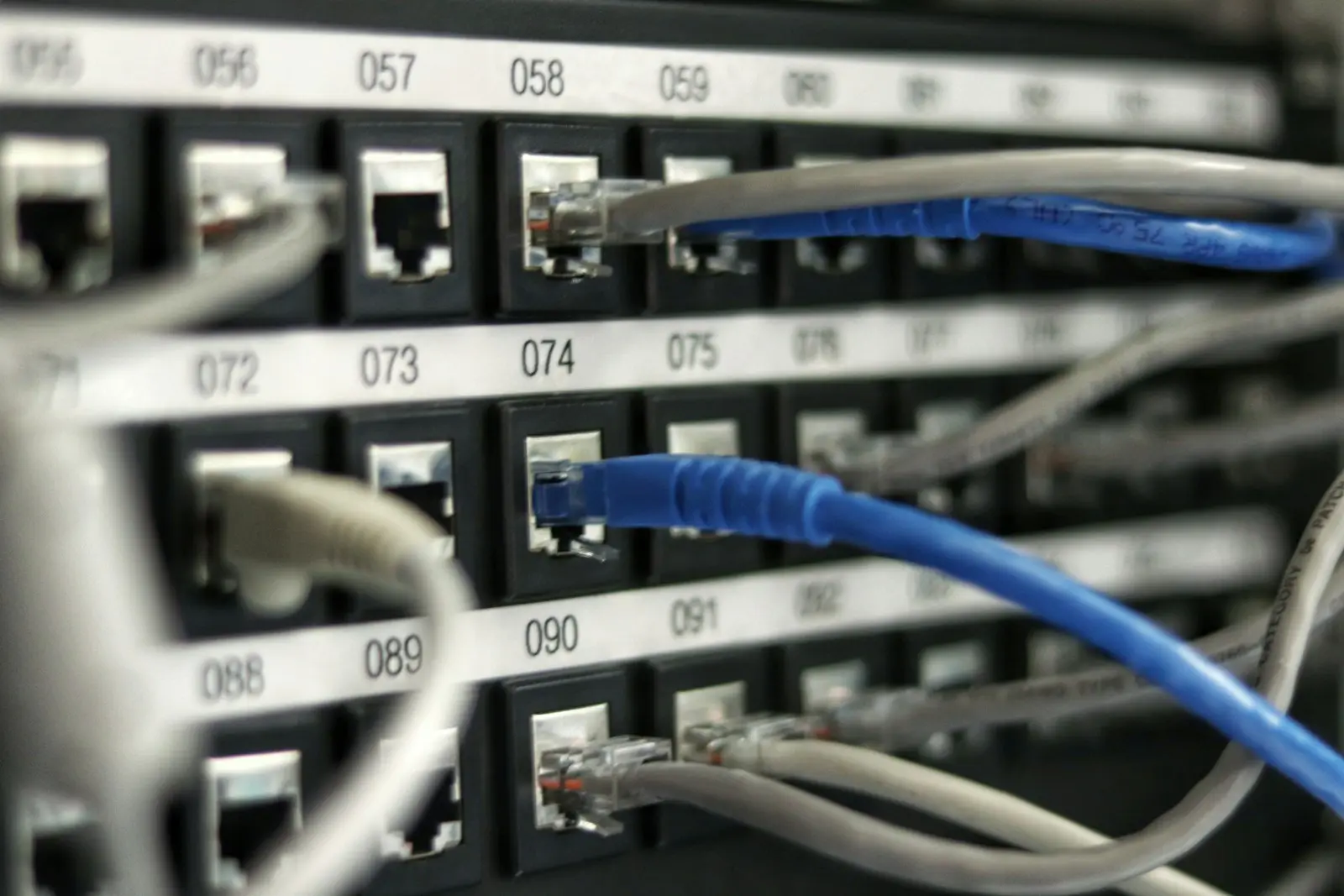 Structured industrial Ethernet cabling in a network rack